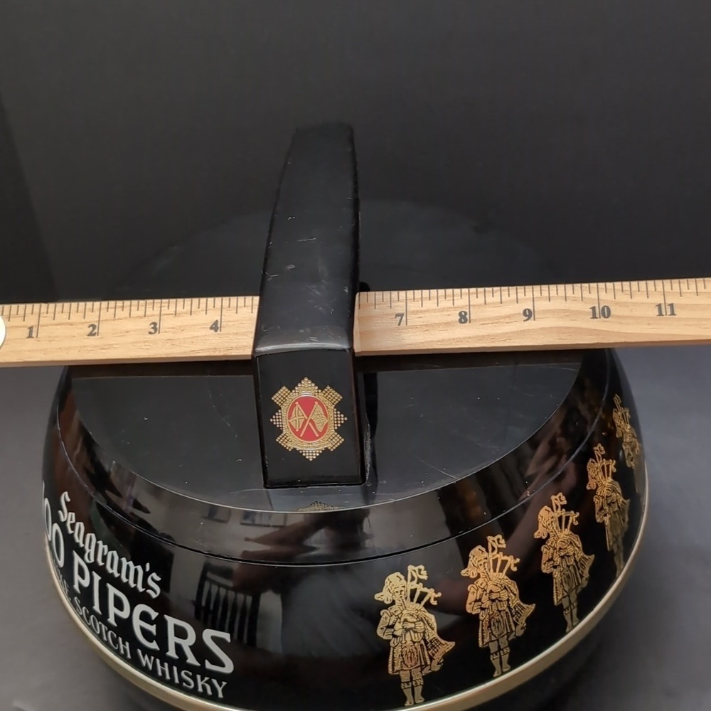 Seagram's 100 Piper's Deluxe Scotch Whisky Curling Stone Ice Bucket. - Picture 12 of 12